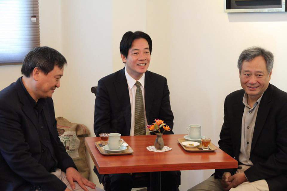 臺(tái)南市長賴清德3年前與李安兄弟一起喝咖啡留下的照片 臺(tái)南市長賴清德3年前與李安兄弟一起喝咖啡留下的照片