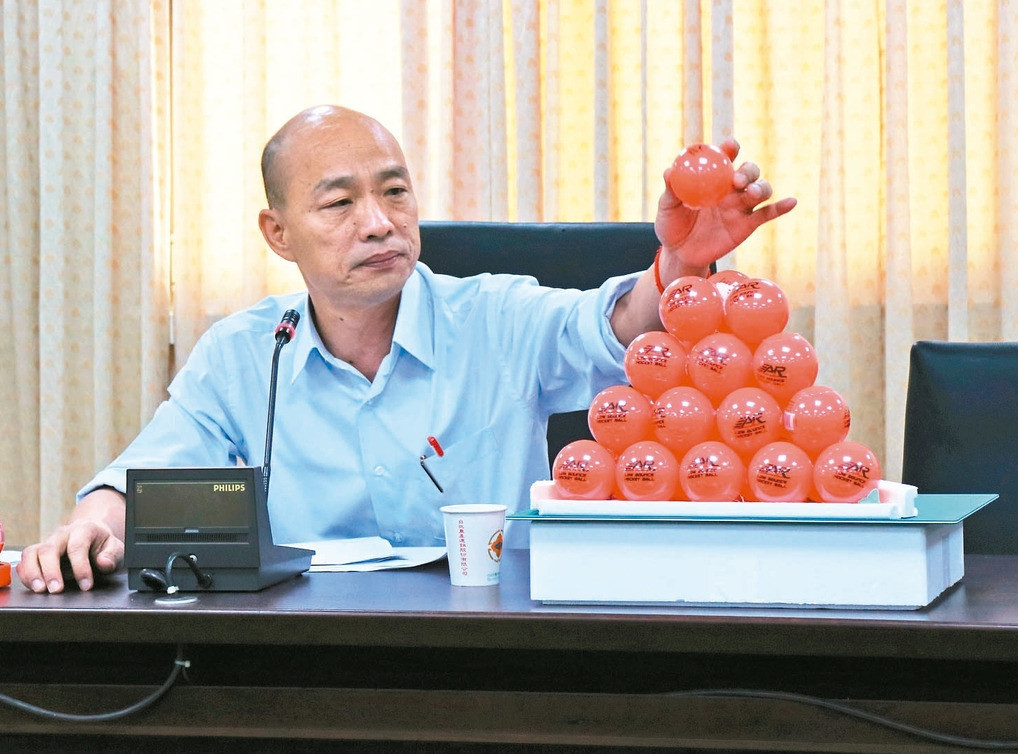 臺北農產公司總經理韓國瑜召開記者會批立委段宜康是小癟三,更指如果自己績效不好、操守不好,就把曲棍球吃掉 臺北農產公司總經理韓國瑜召開記者會批立委段宜康是小癟三,更指如果自己績效不好、操守不好,就把曲棍球吃掉