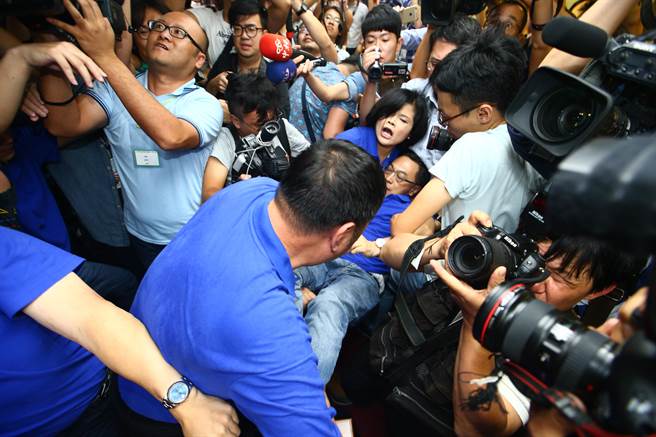 臺“立法院”爆發肢體沖突 國民黨民代遭推下主席臺 臺“立法院”爆發肢體沖突 國民黨民代遭推下主席臺