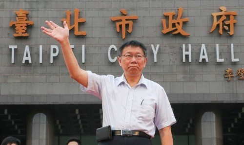 面對爭議和批評,柯文哲的慣性手法是將臟水潑給前任。(圖片來源:臺灣《聯合報》) 面對爭議和批評,柯文哲的慣性手法是將臟水潑給前任。(圖片來源:臺灣《聯合報》)