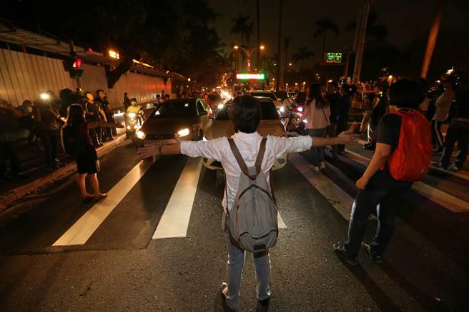 Ⱥ���������܇���c����ɽ��·�������{�?c��)˲��M���F(xi��n)����������