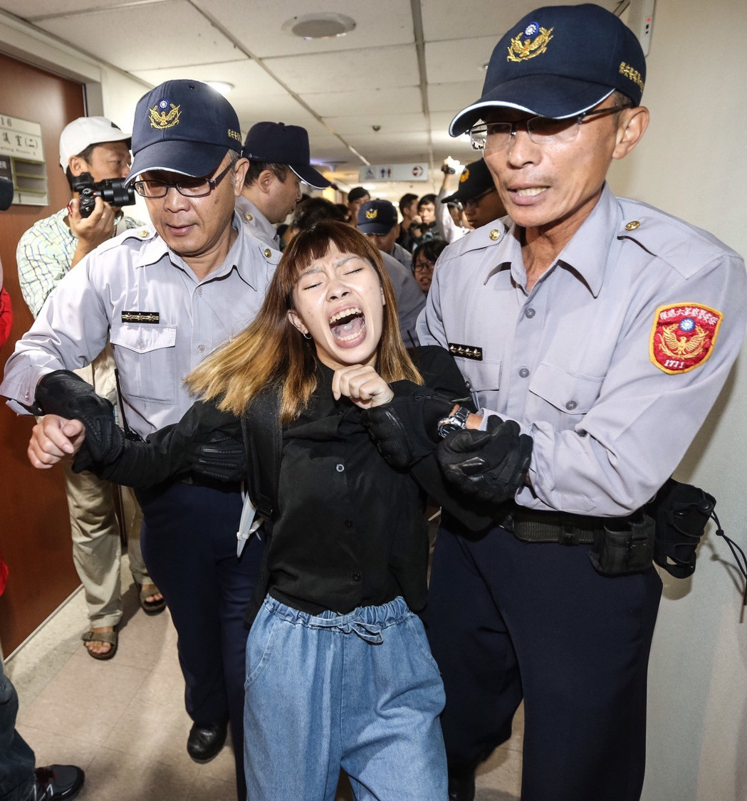 拒砍7天假 臺青年占領柯建銘辦公室(圖) 拒砍7天假 臺青年占領柯建銘辦公室(圖)