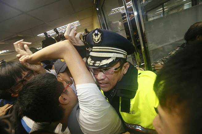 工斗等青年代表數十人沖進民進黨中央黨部,與警方拉扯 工斗等青年代表數十人沖進民進黨中央黨部,與警方拉扯