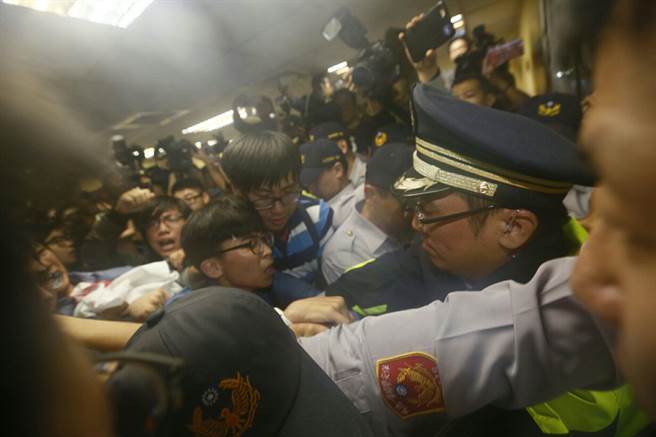青年代表數十人沖進民進黨中央黨部,與警方拉扯 青年代表數十人沖進民進黨中央黨部,與警方拉扯