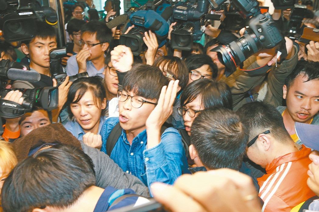 青年團體昨天到民進黨中央黨部,抗議砍勞工7天假。因優勢警力的阻擋,無法與蔡英文當面陳情,退出后揚言未來將如影隨形 青年團體昨天到民進黨中央黨部,抗議砍勞工7天假。因優勢警力的阻擋,無法與蔡英文當面陳情,退出后揚言未來將如影隨形