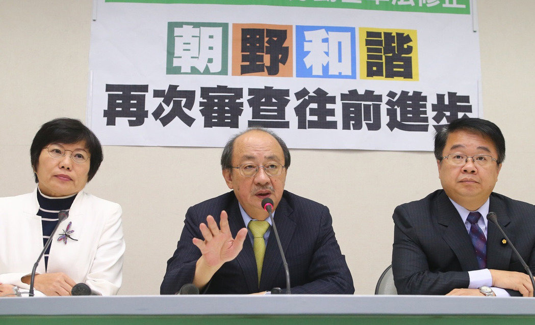 圖為爭議多時的“勞基法”細(xì)則審查,民進(jìn)黨團(tuán)總召柯建銘(中) 、干事長吳秉叡(右)、書記長劉世芳(左) 一同現(xiàn)身宣布協(xié)商結(jié)果 圖為爭議多時的“勞基法”細(xì)則審查,民進(jìn)黨團(tuán)總召柯建銘(中) 、干事長吳秉叡(右)、書記長劉世芳(左) 一同現(xiàn)身宣布協(xié)商結(jié)果