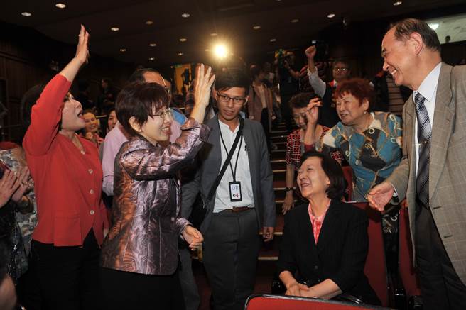 郝龍斌為國民黨捐款100萬 洪秀柱高唱“我愛你” 郝龍斌為國民黨捐款100萬 洪秀柱高唱“我愛你”