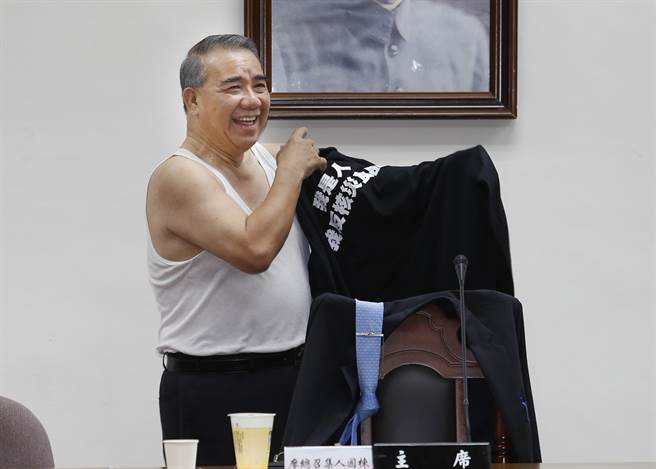 國民黨改穿新戰袍 大寫:我不笨,拒吃核災食品 國民黨改穿新戰袍 大寫:我不笨,拒吃核災食品