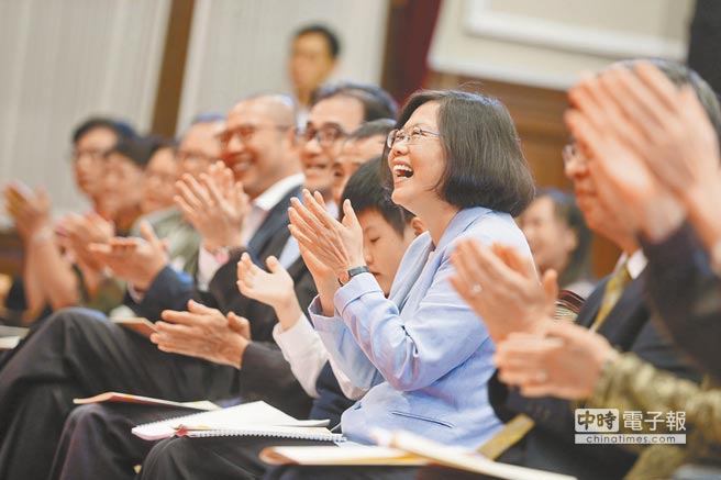 蔡英文與現場來賓共享音樂盛宴,并為演出者帶來的精彩表演鼓掌喝采 蔡英文與現場來賓共享音樂盛宴,并為演出者帶來的精彩表演鼓掌喝采