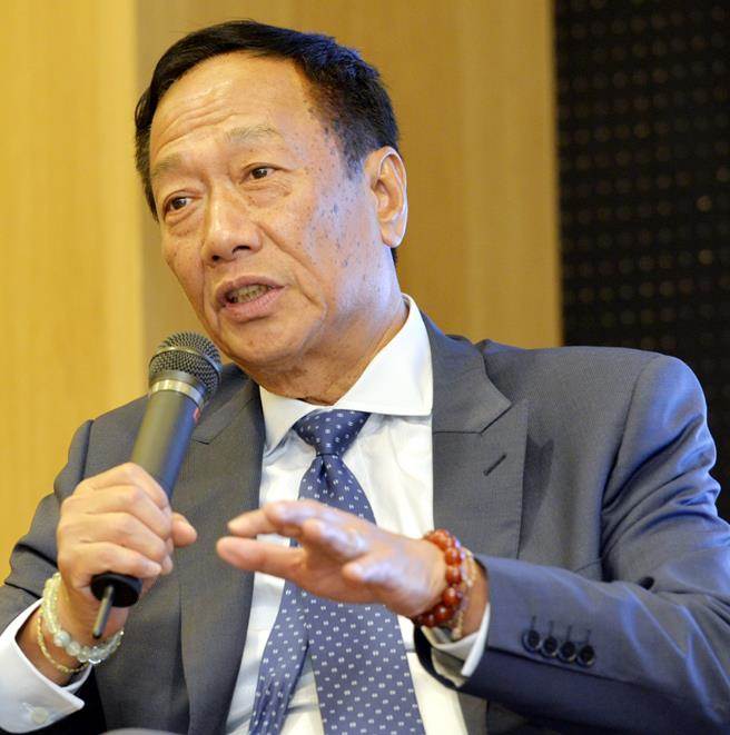 "獨(dú)派"大佬:蔡英文民調(diào)再下滑 郭臺銘參選機(jī)會(huì)更大 "獨(dú)派"大佬:蔡英文民調(diào)再下滑 郭臺銘參選機(jī)會(huì)更大