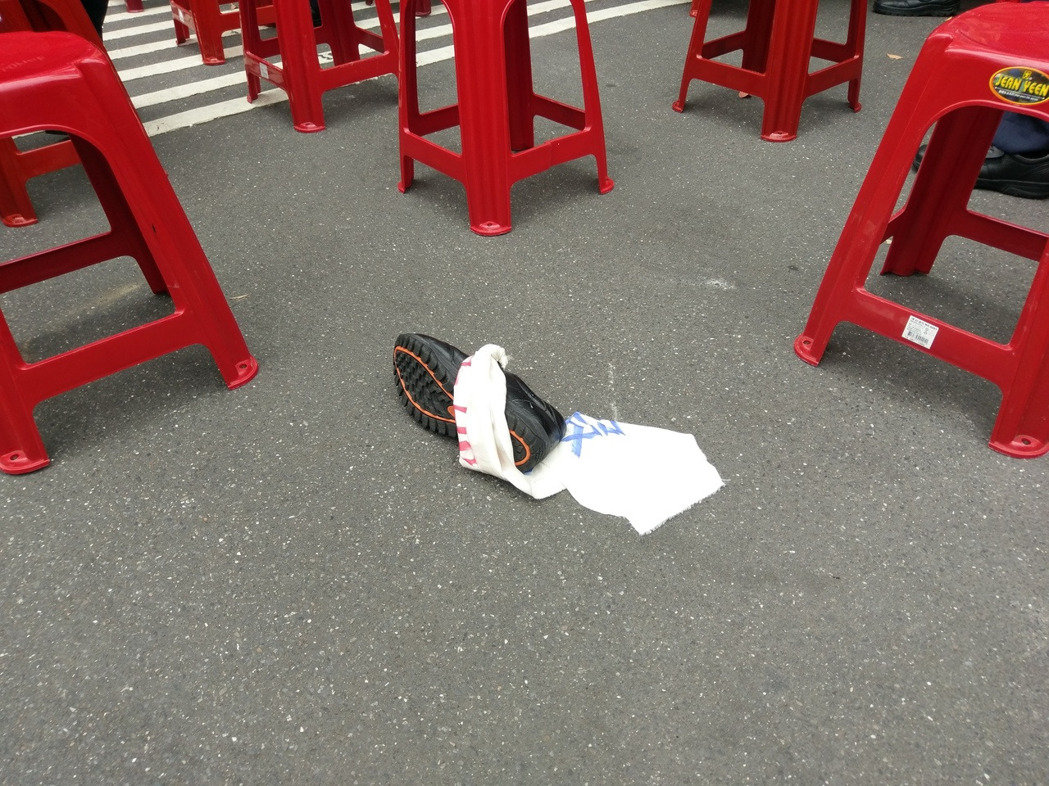 民進(jìn)黨“立法院”總召柯建銘被抗議群眾打掉鞋 民進(jìn)黨“立法院”總召柯建銘被抗議群眾打掉鞋