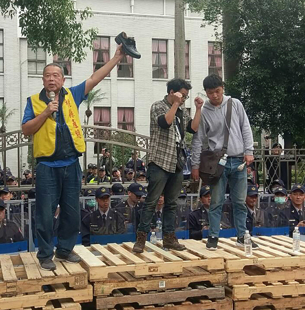 民進(jìn)黨“立法院”總召柯建銘被抗議群眾打掉鞋 民進(jìn)黨“立法院”總召柯建銘被抗議群眾打掉鞋