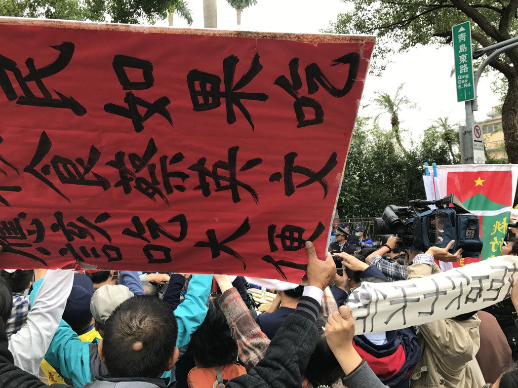 民進(jìn)黨“立法院”總召柯建銘被抗議群眾打掉鞋 民進(jìn)黨“立法院”總召柯建銘被抗議群眾打掉鞋