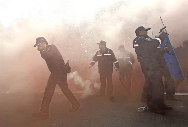 沖突現(xiàn)場畫面。(圖片來源:臺灣《中時電子報》) 沖突現(xiàn)場畫面。(圖片來源:臺灣《中時電子報》)