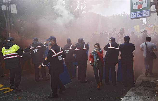 沖突現(xiàn)場畫面。(圖片來源:臺灣《中時電子報》) 沖突現(xiàn)場畫面。(圖片來源:臺灣《中時電子報》)