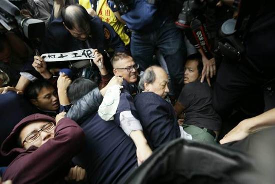 柯建銘被打。(圖片來源:臺(tái)灣《聯(lián)合報(bào)》) 柯建銘被打。(圖片來源:臺(tái)灣《聯(lián)合報(bào)》)