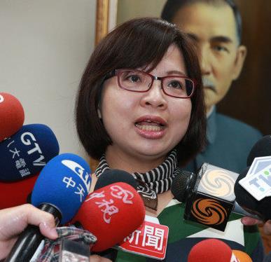 臺勞工團體號召百人抗議砍七天假 議場前備數箱冥紙 臺勞工團體號召百人抗議砍七天假 議場前備數箱冥紙