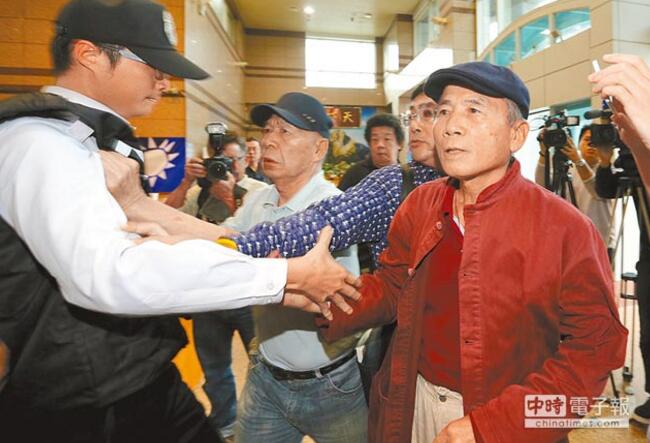 國民黨通過黨魁提前改選,內(nèi)部派系戰(zhàn)火洶涌。(圖片來源:臺(tái)灣《中時(shí)電子報(bào)》) 國民黨通過黨魁提前改選,內(nèi)部派系戰(zhàn)火洶涌。(圖片來源:臺(tái)灣《中時(shí)電子報(bào)》)