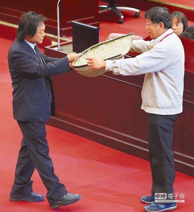 柯文哲表態(tài)要連任 民進(jìn)黨議員:未來(lái)2年不會(huì)放過(guò)他 柯文哲表態(tài)要連任 民進(jìn)黨議員:未來(lái)2年不會(huì)放過(guò)他