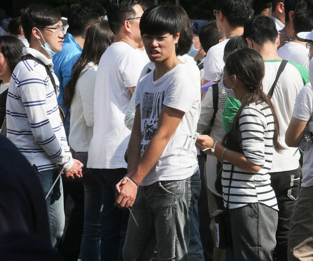 臺反同人士遭警方用束帶綁手 綠營遭批該給合理交代 臺反同人士遭警方用束帶綁手 綠營遭批該給合理交代