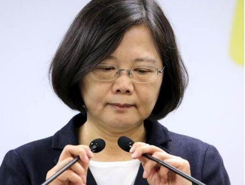 蔡英文用“戰戰兢兢”形容臺軍 再度被批用詞不當 蔡英文用“戰戰兢兢”形容臺軍 再度被批用詞不當