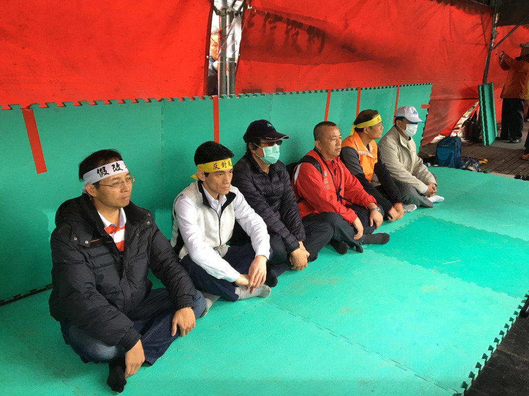 臺年改會議將登場 軍公教團體號召3萬人包圍議場 臺年改會議將登場 軍公教團體號召3萬人包圍議場