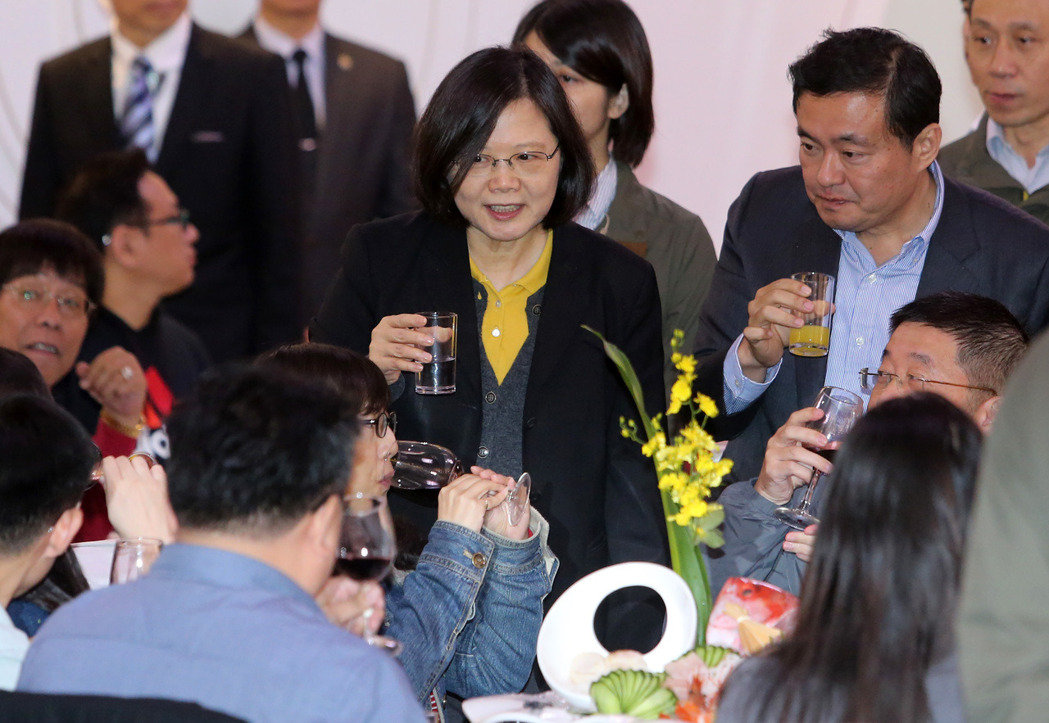 國民黨批民進黨邊抽iphone邊追殺:吃相難看 國民黨批民進黨邊抽iphone邊追殺:吃相難看