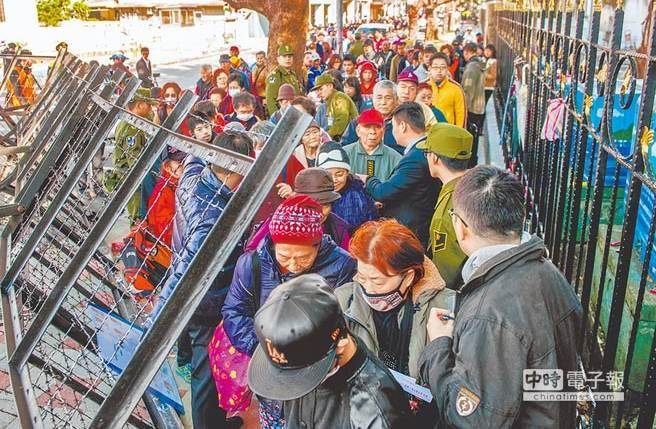 第27屆寒士尾牙宴22日在凱道登場,出席餐會的人士紛紛經過重重關卡走入會場 第27屆寒士尾牙宴22日在凱道登場,出席餐會的人士紛紛經過重重關卡走入會場