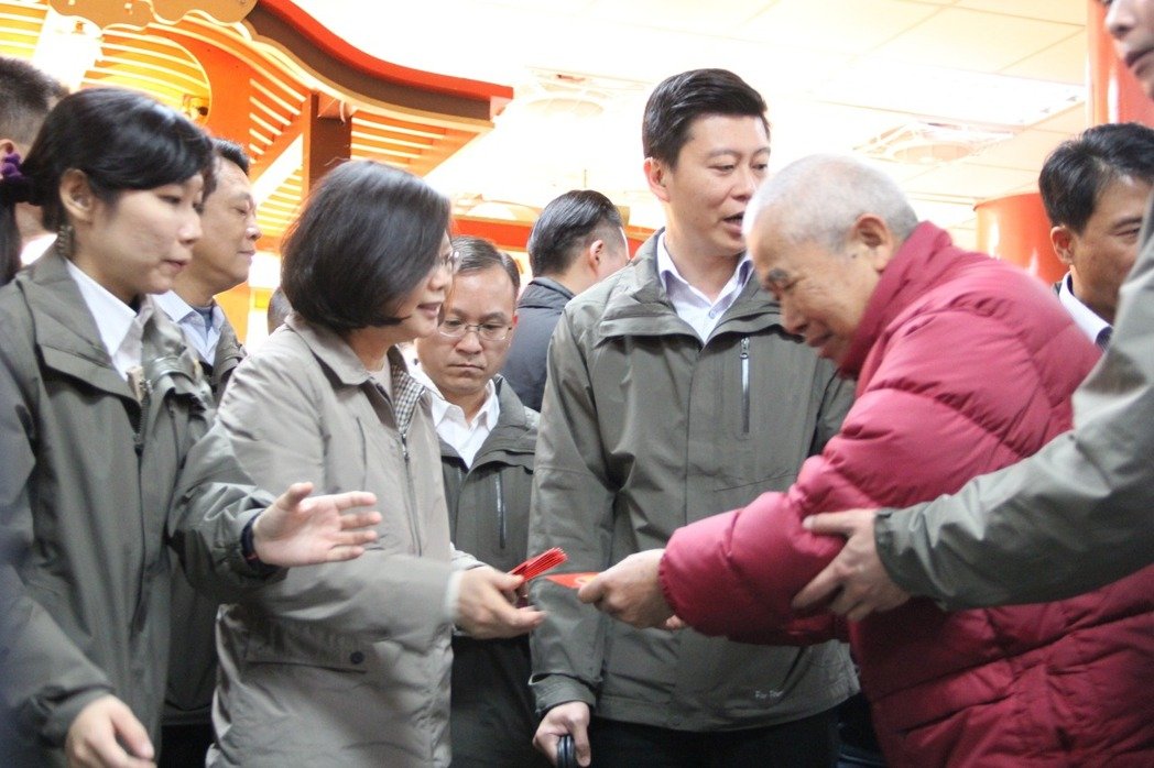 蔡英文(左2)今天到桃園市中壢仁海宮發(fā)福袋 蔡英文(左2)今天到桃園市中壢仁海宮發(fā)福袋