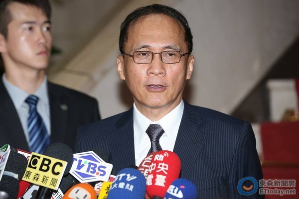 臺(tái)當(dāng)局“行政院長(zhǎng)”林全車隊(duì)遭遇車禍 肇事駕駛受傷 臺(tái)當(dāng)局“行政院長(zhǎng)”林全車隊(duì)遭遇車禍 肇事駕駛受傷