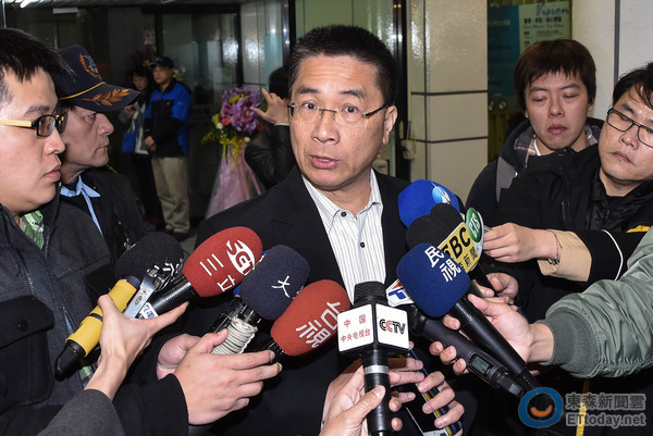 臺當(dāng)局稱游覽車翻覆事故為單一事件 藍營:鴕鳥心態(tài) 臺當(dāng)局稱游覽車翻覆事故為單一事件 藍營:鴕鳥心態(tài)