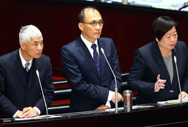 臺(tái)官員因游覽車(chē)事故被質(zhì)詢何時(shí)下臺(tái)愣住:現(xiàn)在嗎? 臺(tái)官員因游覽車(chē)事故被質(zhì)詢何時(shí)下臺(tái)愣住:現(xiàn)在嗎?