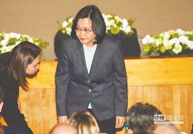 藍(lán)營列舉蔡英文民調(diào)雪崩5大因素 預(yù)言2018成票房毒藥 藍(lán)營列舉蔡英文民調(diào)雪崩5大因素 預(yù)言2018成票房毒藥