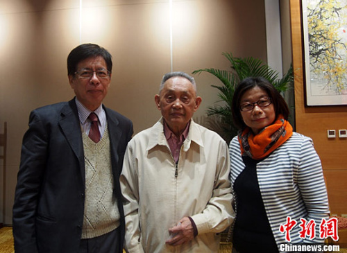 2月23日,黃幸(中)出席紀(jì)念臺(tái)灣人民“二·二八”起義70周年座談會(huì)時(shí)與臺(tái)灣嘉賓合影。<a target='_blank' ><p align=