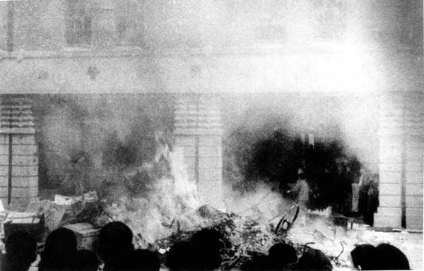 1947年2月28日,憤怒的群眾包圍專賣局臺北分局并焚燒物件。