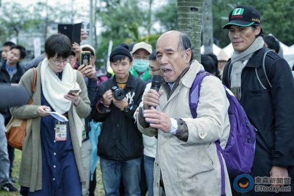 蔡英文出席活動遭"獨派"燒布條抗議 嗆其"半調子" 蔡英文出席活動遭"獨派"燒布條抗議 嗆其"半調子"