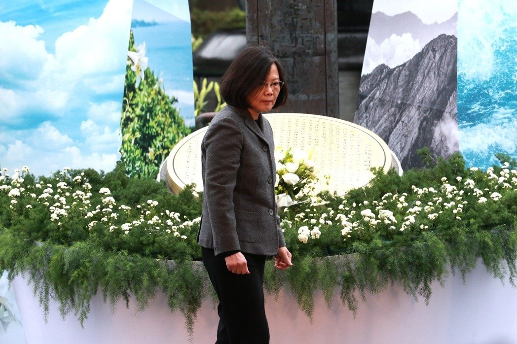 臺媒問蔡英文:"轉(zhuǎn)型正義"為何不從日據(jù)時代算起? 臺媒問蔡英文:"轉(zhuǎn)型正義"為何不從日據(jù)時代算起?