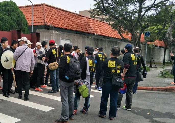 一批退伍軍人19日中午“突襲”蔡英文位于博愛特區的官邸,抗議年金改革,高喊“還我青春”、“蔡英文出來”等抗議口號 一批退伍軍人19日中午“突襲”蔡英文位于博愛特區的官邸,抗議年金改革,高喊“還我青春”、“蔡英文出來”等抗議口號