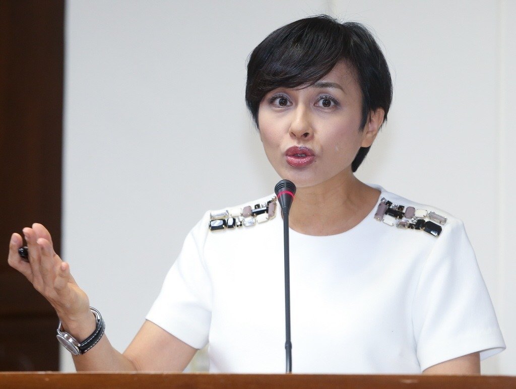 李永得遭臺北市警方盤查,他的妻子民進黨“立委”邱議瑩力挺老公,痛批警察“超瞎” 李永得遭臺北市警方盤查,他的妻子民進黨“立委”邱議瑩力挺老公,痛批警察“超瞎”