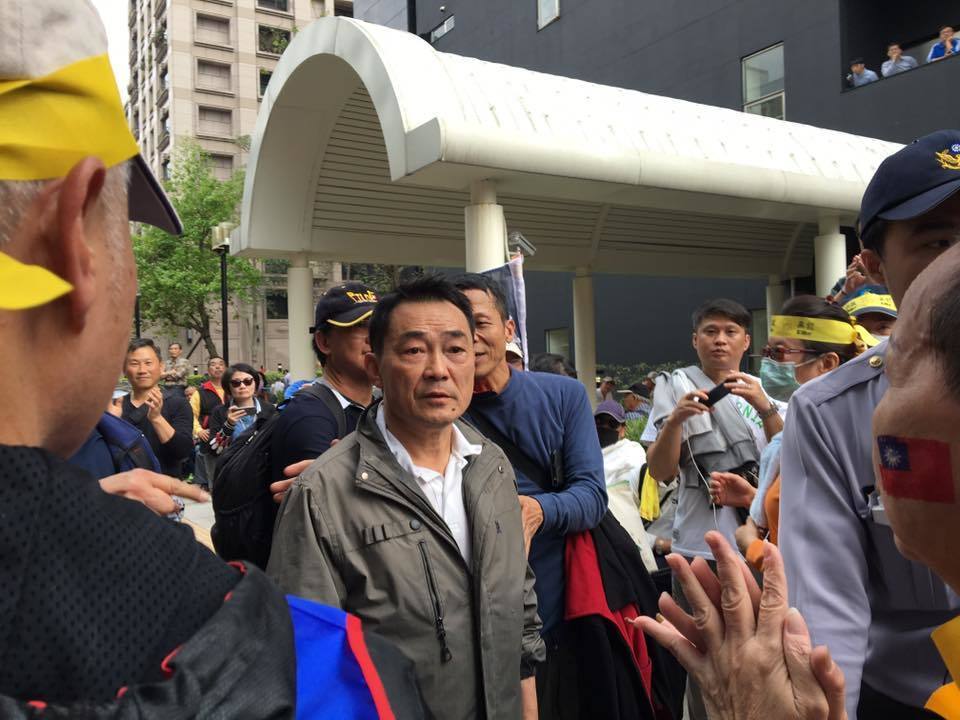 臺(tái)警消想進(jìn)"立院"遭擋 高喊:為何"太陽(yáng)花學(xué)生"可進(jìn) 臺(tái)警消想進(jìn)"立院"遭擋 高喊:為何"太陽(yáng)花學(xué)生"可進(jìn)