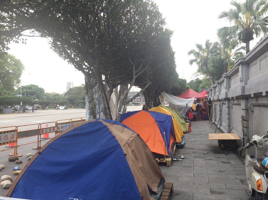 “最會溝通”泡沫被戳破!蔡英文辦公室周邊變抗議露營區 “最會溝通”泡沫被戳破!蔡英文辦公室周邊變抗議露營區