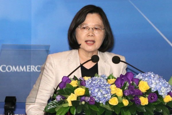 執政周年滿意度慘跌剩3成 蔡英文反怪人民沒耐心 執政周年滿意度慘跌剩3成 蔡英文反怪人民沒耐心