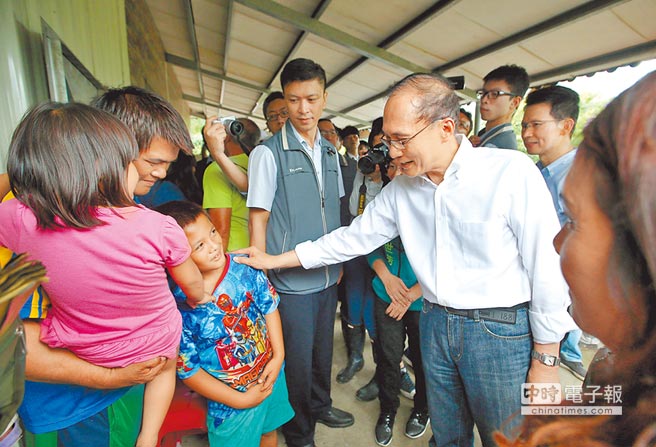 林全勘察暴雨災情 居民:把我們當人看 不要每次應付 林全勘察暴雨災情 居民:把我們當人看 不要每次應付