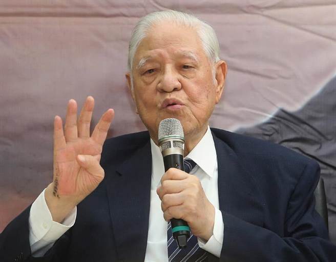 臺(tái)作家憶香港回歸歷史時(shí)刻 斥"兩國(guó)論"終將被輾成碎片 臺(tái)作家憶香港回歸歷史時(shí)刻 斥"兩國(guó)論"終將被輾成碎片