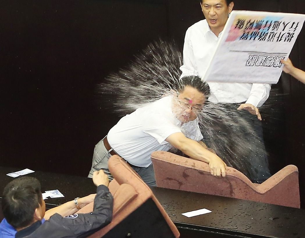 朝野民代為審前瞻開打 林為洲水球神準命中吳秉叡 朝野民代為審前瞻開打 林為洲水球神準命中吳秉叡