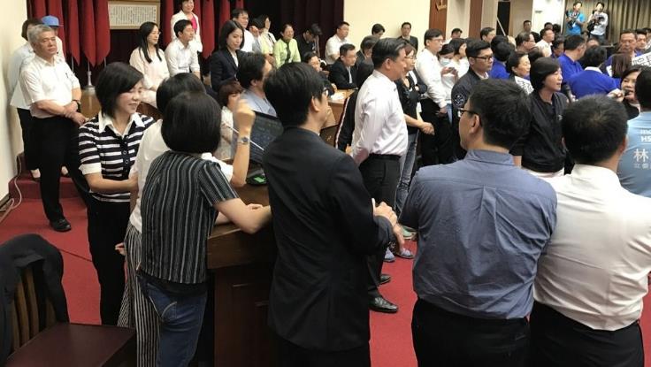 �](m��i)���£����M(j��n)�h���h��һ������(zh��n)�����{(l��n)�I(y��ng)Ů���