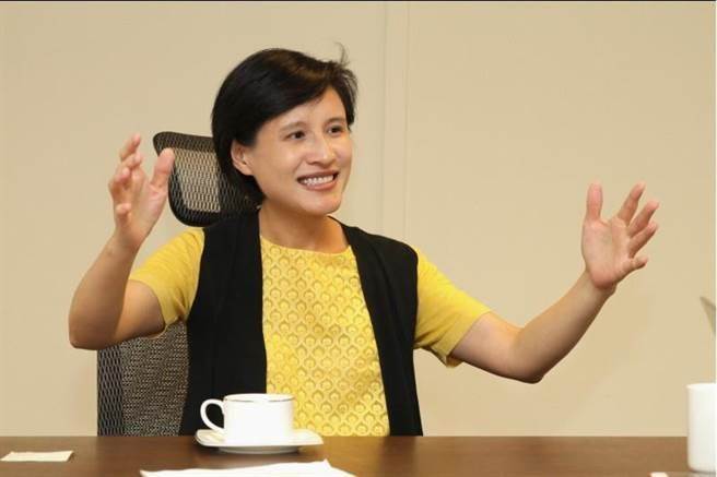 臺作家諷:鄭麗君邏輯異于常人 賴清德恐非她對手 臺作家諷:鄭麗君邏輯異于常人 賴清德恐非她對手