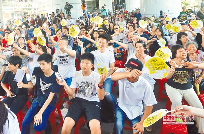 罷免黃國昌只差最后一步 民眾高呼:臺灣不要做秀王 罷免黃國昌只差最后一步 民眾高呼:臺灣不要做秀王