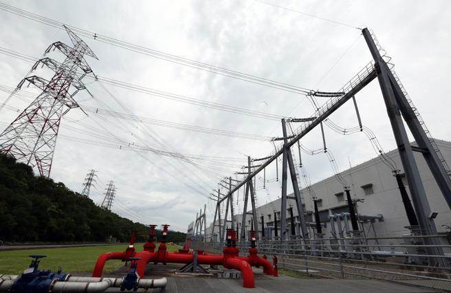 臺(tái)商批蔡:能源政策別打腫臉充胖子,別逼企業(yè)遠(yuǎn)走他鄉(xiāng)。(圖片來(lái)源:臺(tái)灣《中時(shí)電子報(bào)》) 臺(tái)商批蔡:能源政策別打腫臉充胖子,別逼企業(yè)遠(yuǎn)走他鄉(xiāng)。(圖片來(lái)源:臺(tái)灣《中時(shí)電子報(bào)》)