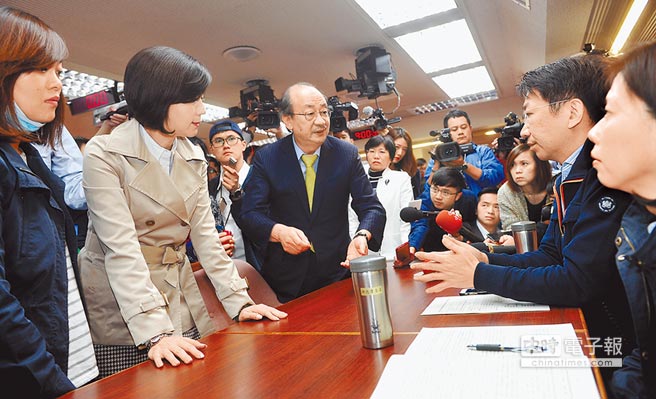 ���M�h���M���r�������������� ���S���������Ñ�